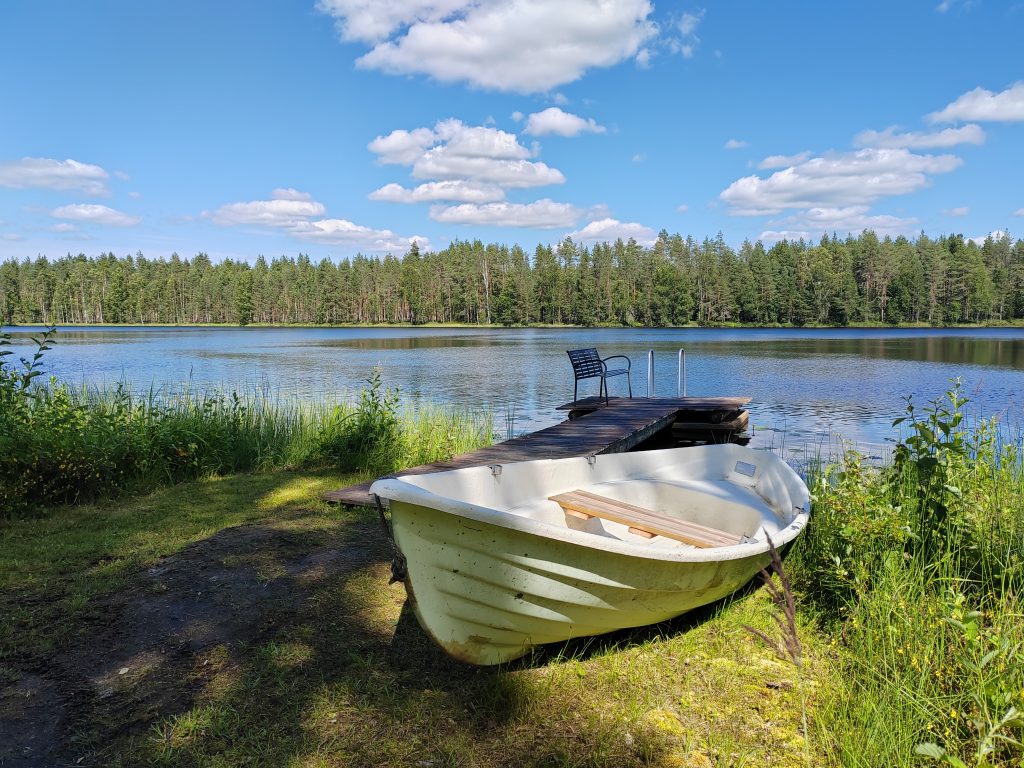 Rutasen lomamökit - Järvi, laituri ja vene